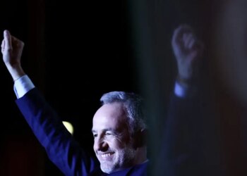Γαλλία: Ο σοσιαλιστής Εμανουέλ Γκρεγκουάρ νέος δήμαρχος του Παρισιού, με το ποδήλατο στο δημαρχείο