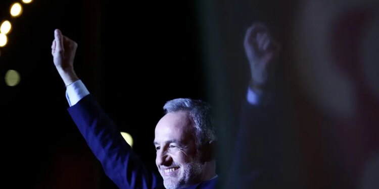 Γαλλία: Ο σοσιαλιστής Εμανουέλ Γκρεγκουάρ νέος δήμαρχος του Παρισιού, με το ποδήλατο στο δημαρχείο