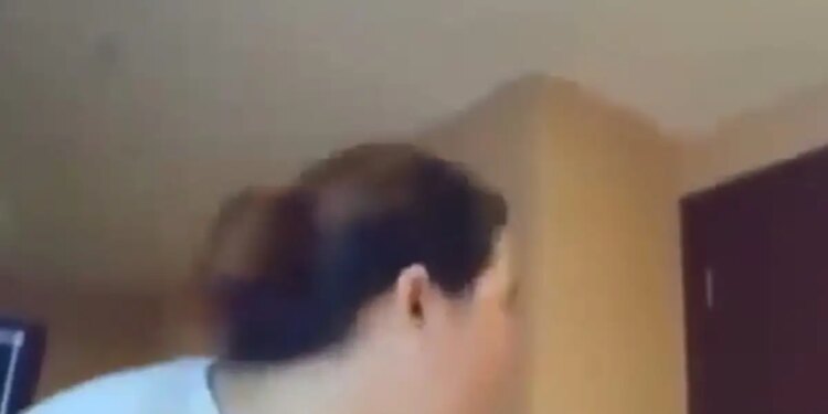 Ντουμπάι: Ιρανικός πύραυλος χτυπά πολυκατοικία την ώρα που μια γυναίκα κάνει live στο ίντερνετ