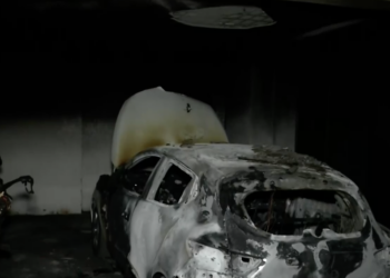 Θεσσαλονίκη: Φωτιά σε πυλωτή πολυκατοικίας – Κάηκε ολοσχερώς Ι.Χ.