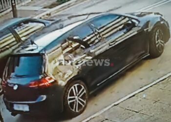 Φωτογραφία – ντοκουμέντο του ΕΡΤnews: Το όχημα των ένοπλων κακοποιών στη ληστεία των ΕΛΤΑ στο Λουτράκι – Στην Αθήνα αναζητούνται οι δράστες