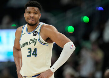 Αντετοκούνμπο: «Προσπαθώ να βρω πώς μπορώ να ταιριάξω στην ομάδα» - www.ertsports.gr