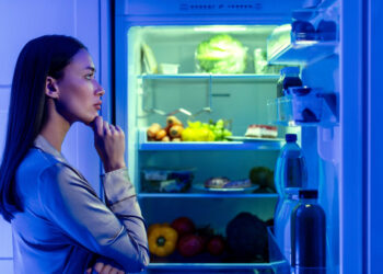 Υψηλή χοληστερίνη: Γιατί δεν πρέπει να τρώτε αργά το βράδυ και 5 ιδέες για σνακ αν δεν μπορείτε να αντισταθείτε