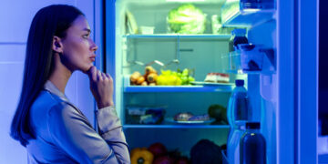 Υψηλή χοληστερίνη: Γιατί δεν πρέπει να τρώτε αργά το βράδυ και 5 ιδέες για σνακ αν δεν μπορείτε να αντισταθείτε