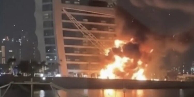 Ντουμπάι: Στις φλόγες το ξενοδοχείο Burj Al Arab που χτυπήθηκε από ιρανικό drone