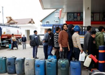 Χάος στην Ινδία υπό τον φόβο έλλειψης καυσίμων: Ουρές χωρίς τέλος, σπρωξίματα και ξύλο σε βενζινάδικα