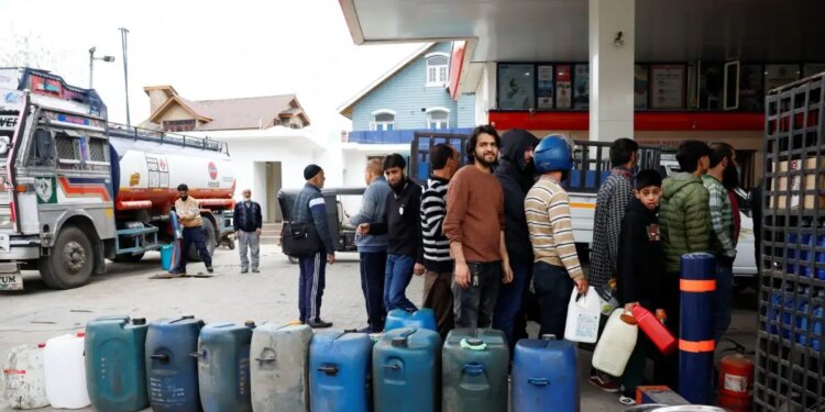 Χάος στην Ινδία υπό τον φόβο έλλειψης καυσίμων: Ουρές χωρίς τέλος, σπρωξίματα και ξύλο σε βενζινάδικα