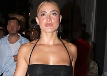 Ο σύντροφός της τής χάρισε λουλούδια για την Ημέρα της Γυναίκας και τα έδειξε στις «συμπεθέρες» της