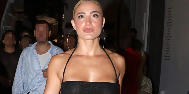 Ο σύντροφός της τής χάρισε λουλούδια για την Ημέρα της Γυναίκας και τα έδειξε στις «συμπεθέρες» της