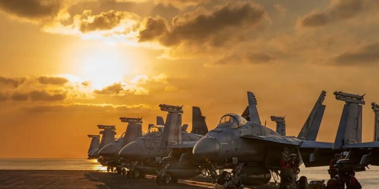 Γιγαντώνεται η σύρραξη στη Μέση Ανατολή: Πολεμική νύχτα με βομβαρδισμούς στην Τεχεράνη και εισβολή Κούρδων μαχητών στο Ιράν