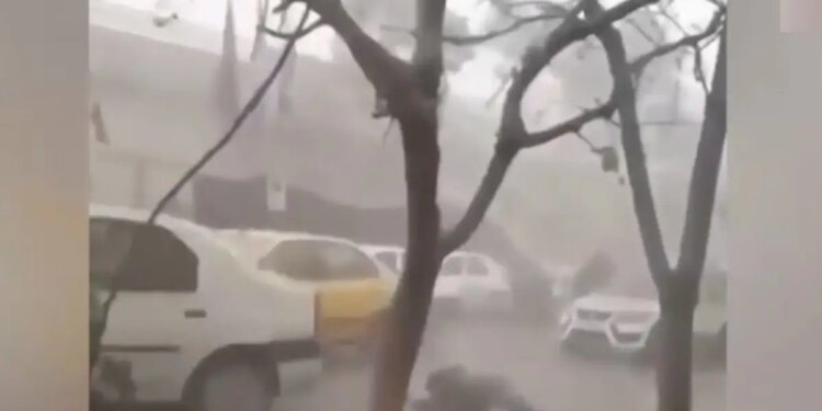 Ιράν: Συγκλονιστικό βίντεο από πυραυλικές επιθέσεις στην Τεχεράνη - Γυναίκα προσεύχεται στον Αλλάχ λίγο πριν πέσει νεκρή