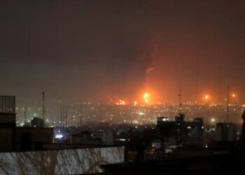 Σκηνές χάους στην Τεχεράνη: Εκρήγνυνται αποχετεύσεις - Φλεγόμενο πετρέλαιο ρέει στους δρόμους της πόλης