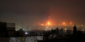 Σκηνές χάους στην Τεχεράνη: Εκρήγνυνται αποχετεύσεις - Φλεγόμενο πετρέλαιο ρέει στους δρόμους της πόλης