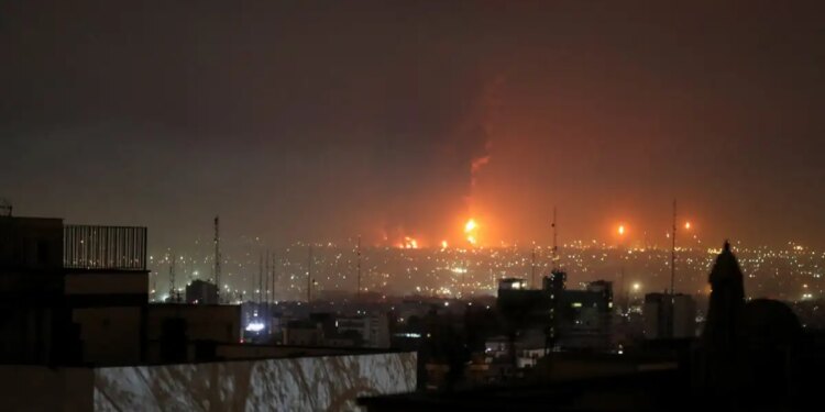 Σκηνές χάους στην Τεχεράνη: Εκρήγνυνται αποχετεύσεις - Φλεγόμενο πετρέλαιο ρέει στους δρόμους της πόλης