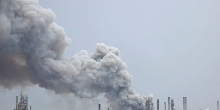 Αδιάκοποι βομβαρδισμοί ανάμεσα σε Ισραήλ και Ιράν - Εκρήξεις σε Κατάρ και Σαουδική Αραβία - Νέα επίθεση σε διυλιστήριο στο Κουβέιτ