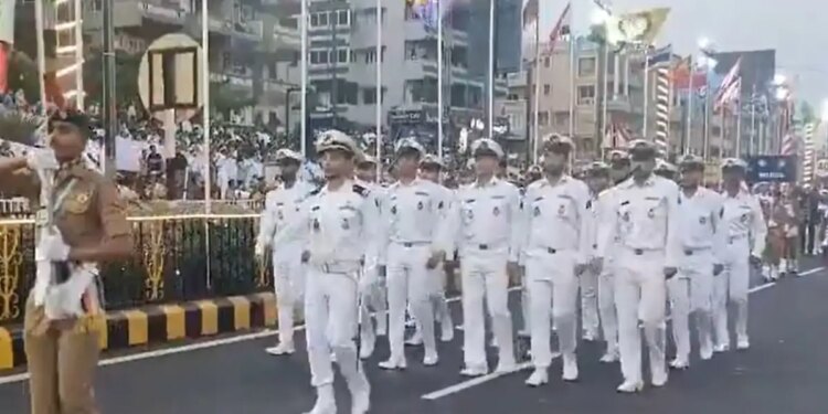 Η τελευταία παρέλαση των Ιρανών ναυτών πριν τη βύθιση της φρεγάτας Iris Dena από αμερικανικό υποβρύχιο