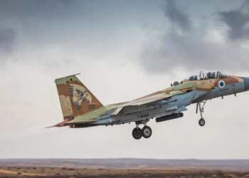 Ιράν: Η στιγμή που αντιαεροπορικός πύραυλος περνάει «ξυστά» από μαχητικό αεροσκάφος τύπου F-15