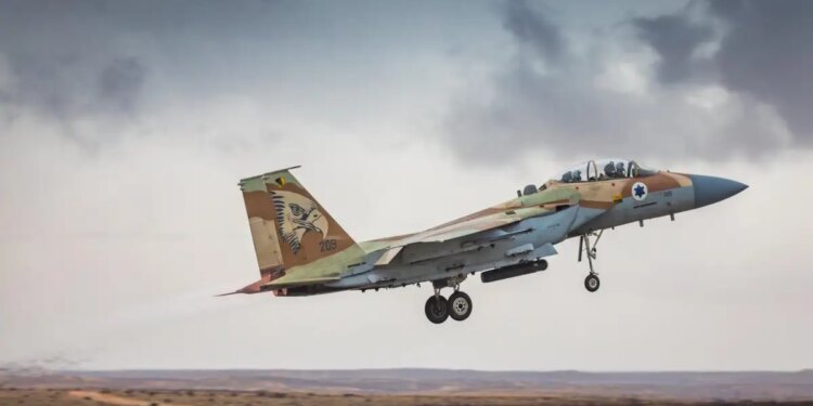 Ιράν: Η στιγμή που αντιαεροπορικός πύραυλος περνάει «ξυστά» από μαχητικό αεροσκάφος τύπου F-15