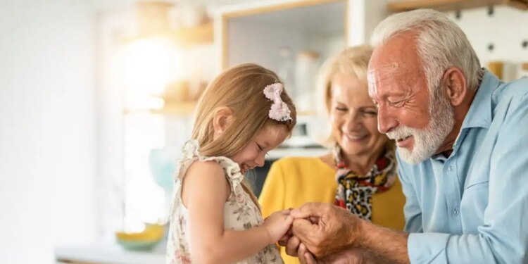 Πώς οι παππούδες και οι γιαγιάδες μεγαλώνουν των παιδιών τους τα παιδιά