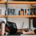 Burnout διαρκείας: Γιατί νιώθουμε κουρασμένοι χωρίς προφανή λόγο