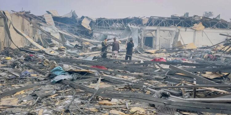 Αιματοκύλισμα στην Καμπούλ: 400 νεκροί και 250 τραυματίες μετά την επίθεση του Πακιστάν