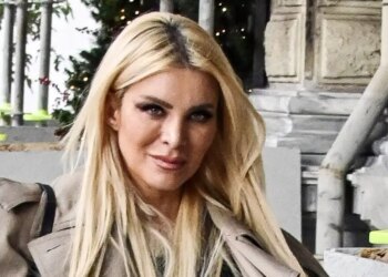 Με σταμάτησαν στο Κολωνάκι με την κοιλιά τούρλα