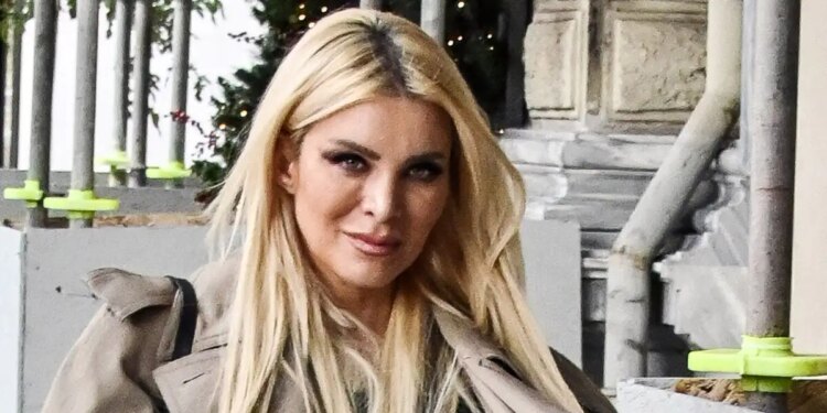 Με σταμάτησαν στο Κολωνάκι με την κοιλιά τούρλα