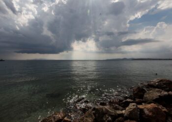 Καιρός: Νεφώσεις, τοπικές βροχές και χιονοπτώσεις στα ορεινά – Έως 17 βαθμούς Κελσίου η θερμοκρασία
