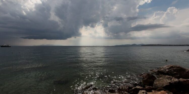 Καιρός: Νεφώσεις, τοπικές βροχές και χιονοπτώσεις στα ορεινά – Έως 17 βαθμούς Κελσίου η θερμοκρασία