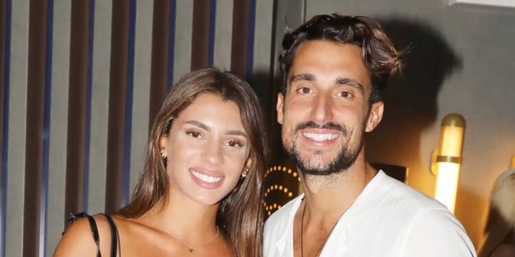 Μαριαλένα Ρουμελιώτη και Σάκης Κατσούλης έκαναν βόλτα με παιδικό καρότσι πριν τη γέννηση του παιδιού τους