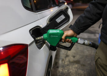 Δελτία καυσίμων και δωρεάν μέσα μεταφοράς: Τι αντανακλαστικά επέδειξαν οι χώρες ανά τον κόσμο στην «έκρηξη» τιμών του πετρελαίου