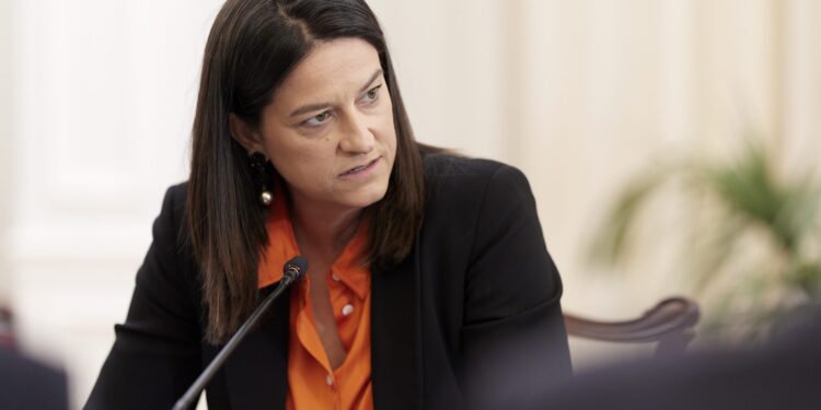 Κεραμέως: Παρέλαβε το πόρισμα για την ενίσχυση της αρχής ίσης αμοιβής μεταξύ ανδρών και γυναικών