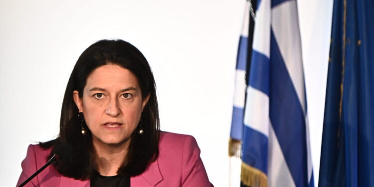 Live – Συνέντευξη Τύπου της Υπουργού Εργασίας για την αύξηση του κατώτατου μισθού στα 920€