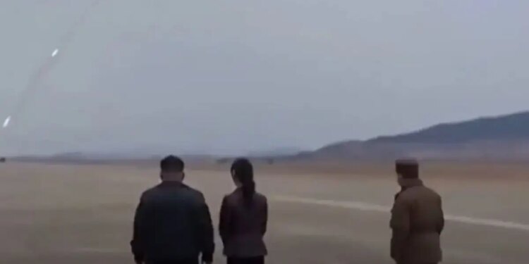 Ο Κιμ Γιονγκ Ουν παρακολουθεί με την κόρη του εκτόξευση βαλλιστικών πυραύλων - Το εντυπωσιακό βίντεο