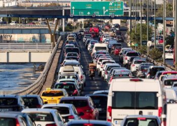 Η κίνηση στους δρόμους της Αθήνας: Μποτιλιάρισμα σε Κηφισό – Σημαντικές καθυστερήσεις σε Μεσογείων και Κηφισίας