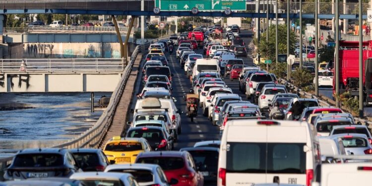 Η κίνηση στους δρόμους της Αθήνας: Μποτιλιάρισμα σε Κηφισό – Σημαντικές καθυστερήσεις σε Μεσογείων και Κηφισίας