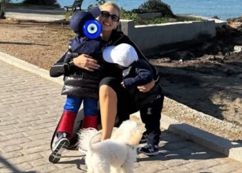 Ανοιξιάτικη βόλτα με τους γιους της, δίπλα στη θάλασσα