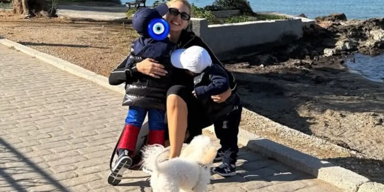 Ανοιξιάτικη βόλτα με τους γιους της, δίπλα στη θάλασσα