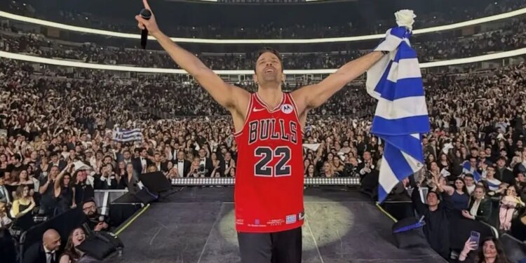 Βίντεο και φωτογραφίες από τη συναρπαστική συναυλία του στο στάδιο του Michael Jordan