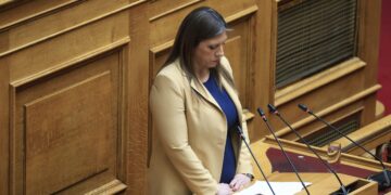 Κωνσταντοπούλου για θάνατο του Ιάσονα έξω από τη Βουλή: Παραμένει ζητούμενο το γιατί η υπόθεση συγκαλύφθηκε