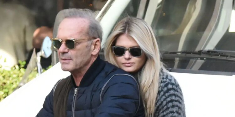 Θα είναι κλειστός γάμος, το έχω δει το νυφικό σε φωτογραφία