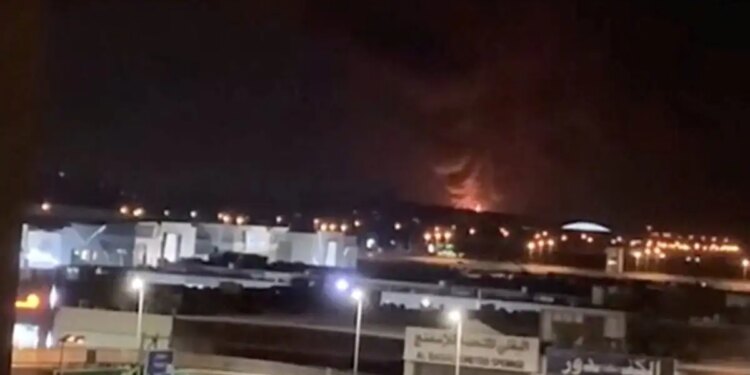 Κουβέιτ: Έκρηξη από «άγνωστο» drone σε δεξαμενή καύσιμων στο αεροδρόμιο – Μάχη για να σβηστούν οι φλόγες