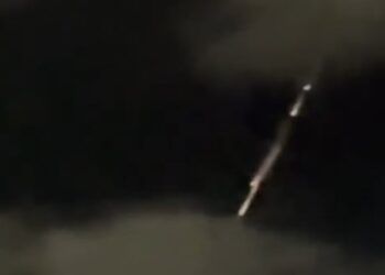 Ασυνήθιστο θέαμα στον ουρανό της Ατσικής στη Λήμνο προκαλεί έκπληξη και ανησυχία στους κατοίκους