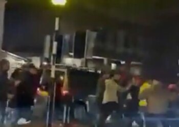 Σκηνές χάους στο Λονδίνο: Άγριες συμπλοκές υποστηρικτών και αντιπάλων του ιρανικού καθεστώτος έξω από τζαμί