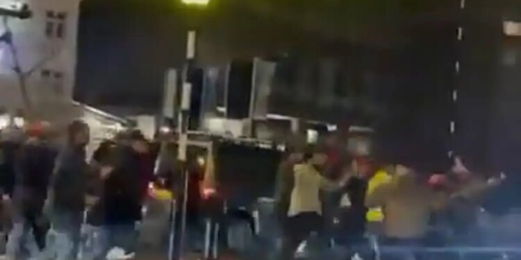 Σκηνές χάους στο Λονδίνο: Άγριες συμπλοκές υποστηρικτών και αντιπάλων του ιρανικού καθεστώτος έξω από τζαμί