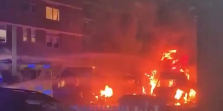 Λονδίνο: Εμπρηστική επίθεση σε τρία ασθενοφόρα εβραϊκής οργάνωσης έξω από κτίριο συναγωγής, ακούστηκαν εκρήξεις