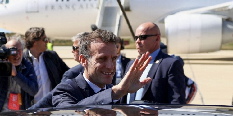 Στη Σούδα ο Μακρόν – Συνάντηση με Δένδια και επίσκεψη στο αεροπλανοφόρο «Σαρλ ντε Γκoλ»