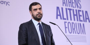 Μαρινάκης στο Athens Alitheia Forum: Η Δημοκρατία αντέχει την κριτική, αλλά δεν είναι υποχρεωμένη να ανέχεται το ψέμα