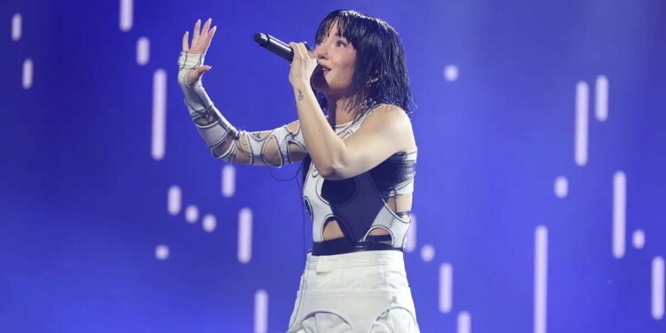 «Ισχύει ότι είχα σχέση με κοπέλα και τώρα με αγόρι, είμαι πολύ ερωτευμένη»