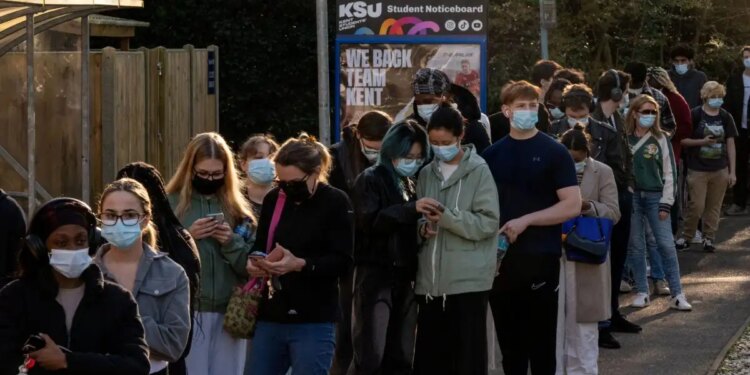 Συναγερμός στη Βρετανία: Αυξήθηκαν σε 27 τα κρούσματα μηνιγγίτιδας - Σε εξέλιξη μεγάλη εκστρατεία εμβολιασμού